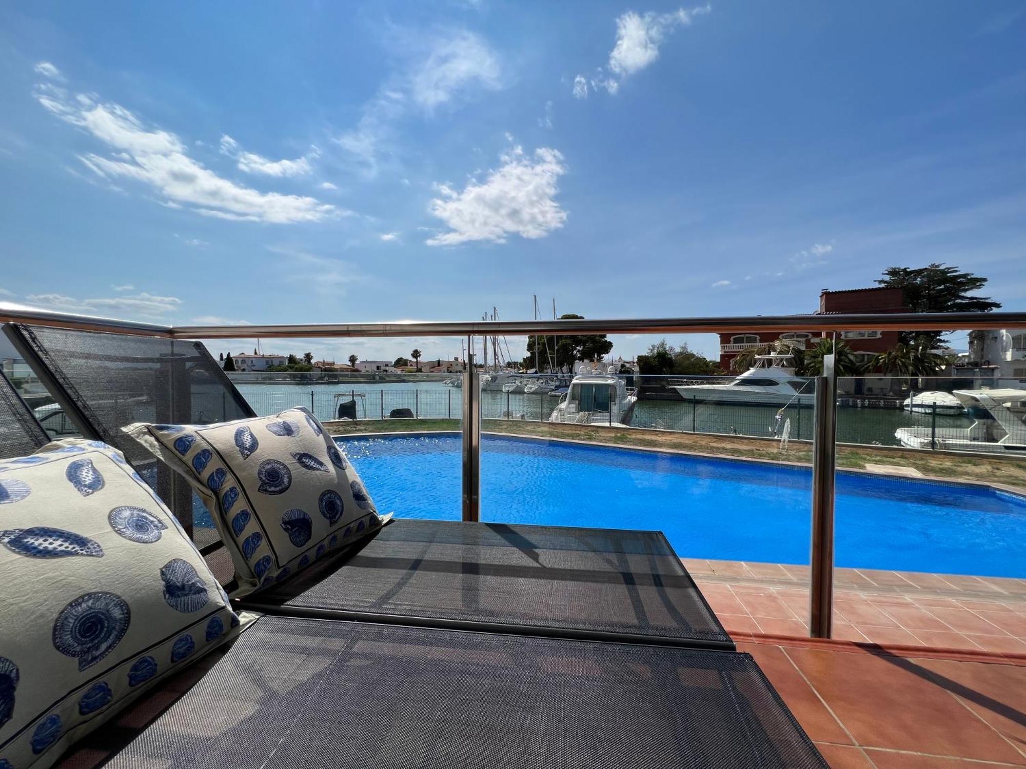 Blau Apartamento Frente A Los Canales Y Las Puestas De Sol De רוזס מראה חיצוני תמונה